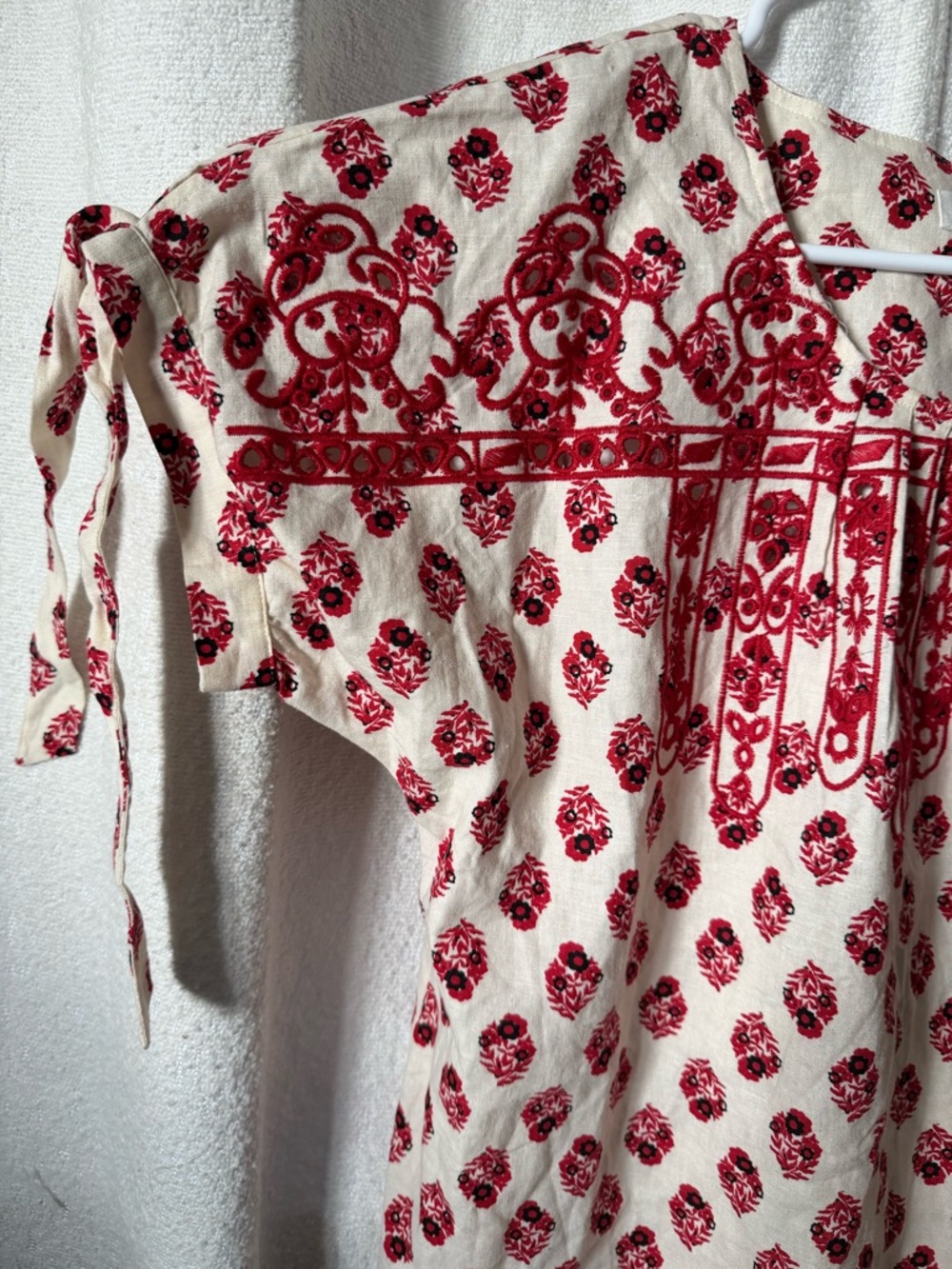 a loves a Beautiful Red Medium Floral Blouse Lightweight - Picture 2 of 6